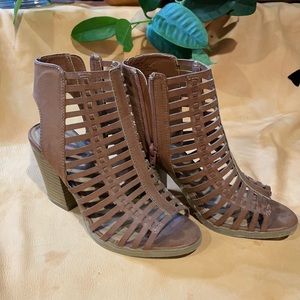Size 7 gladiator NWOT